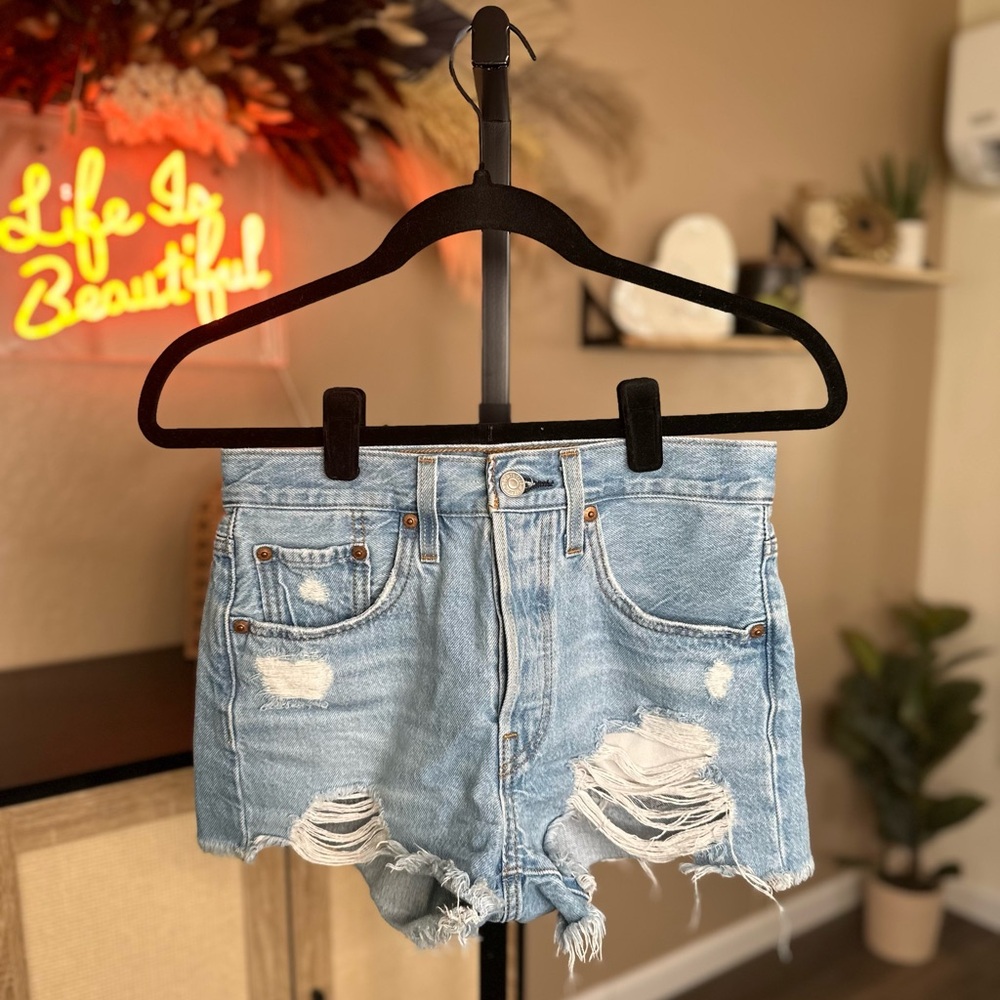 Levi’s 501® High Rise Womens Shorts Light Wash Size 24